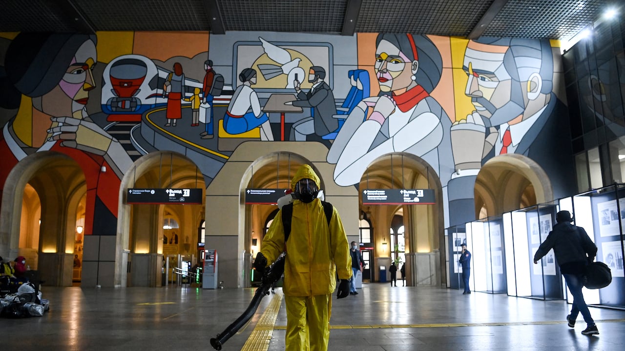 Los países del G7 también se comprometieron a “seguir colaborando estrechamente con la OMS y los socios internacionales para compartir información y vigilar a ómicron”.