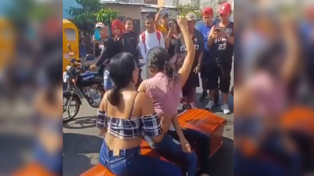 Jóvenes sorprendieron al despedir a su amiga al ritmo de reguetón y bailando sobre el ataúd.