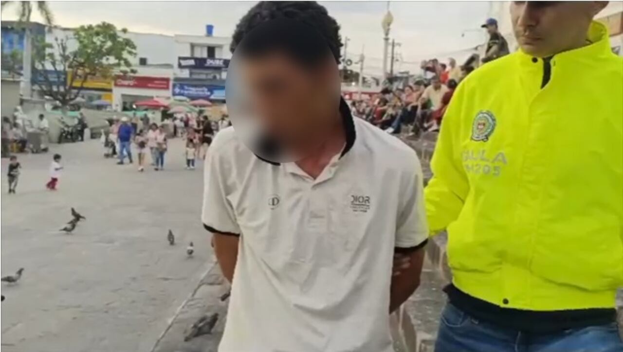 El hombre fue capturado en el parque principal de Piedecuesta.