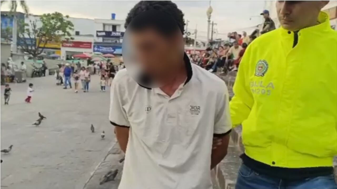 El hombre fue capturado en el parque principal de Piedecuesta.