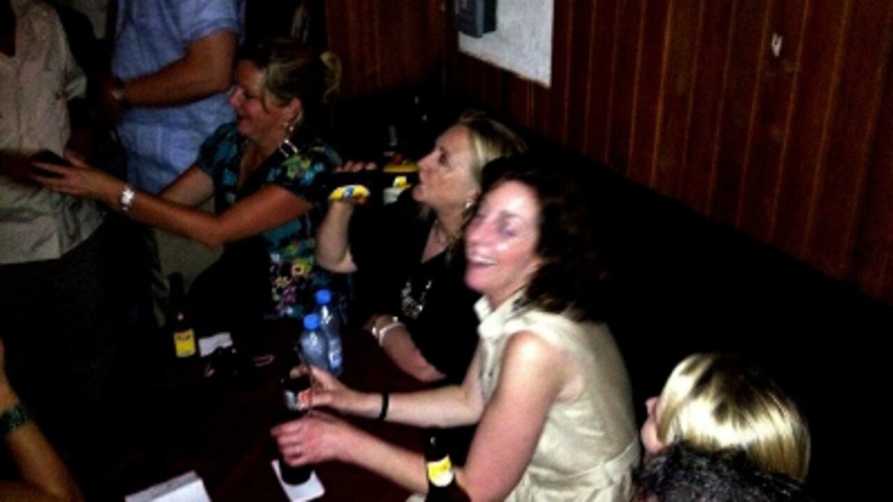 Hillary Clinton tomó cerveza y bailó en el bar La Havana.