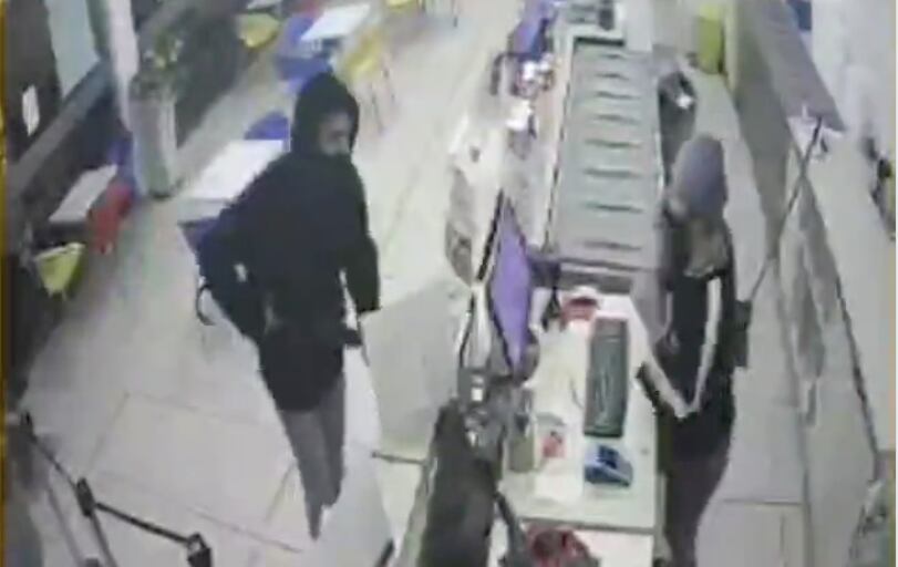 El hombre que hizo pasar un paraguas como rifle es buscado por las autoridades argentinas