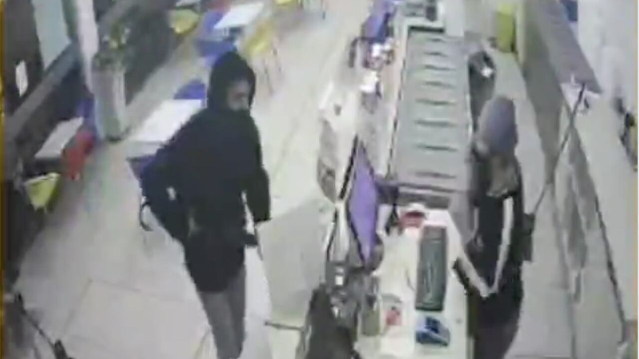 El hombre hizo pasar un paraguas como rifle y asaltó una heladería.
