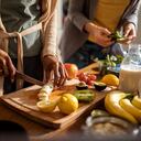 Cerca de un grupo de amigas con una comida saludable después de un entrenamiento de yoga