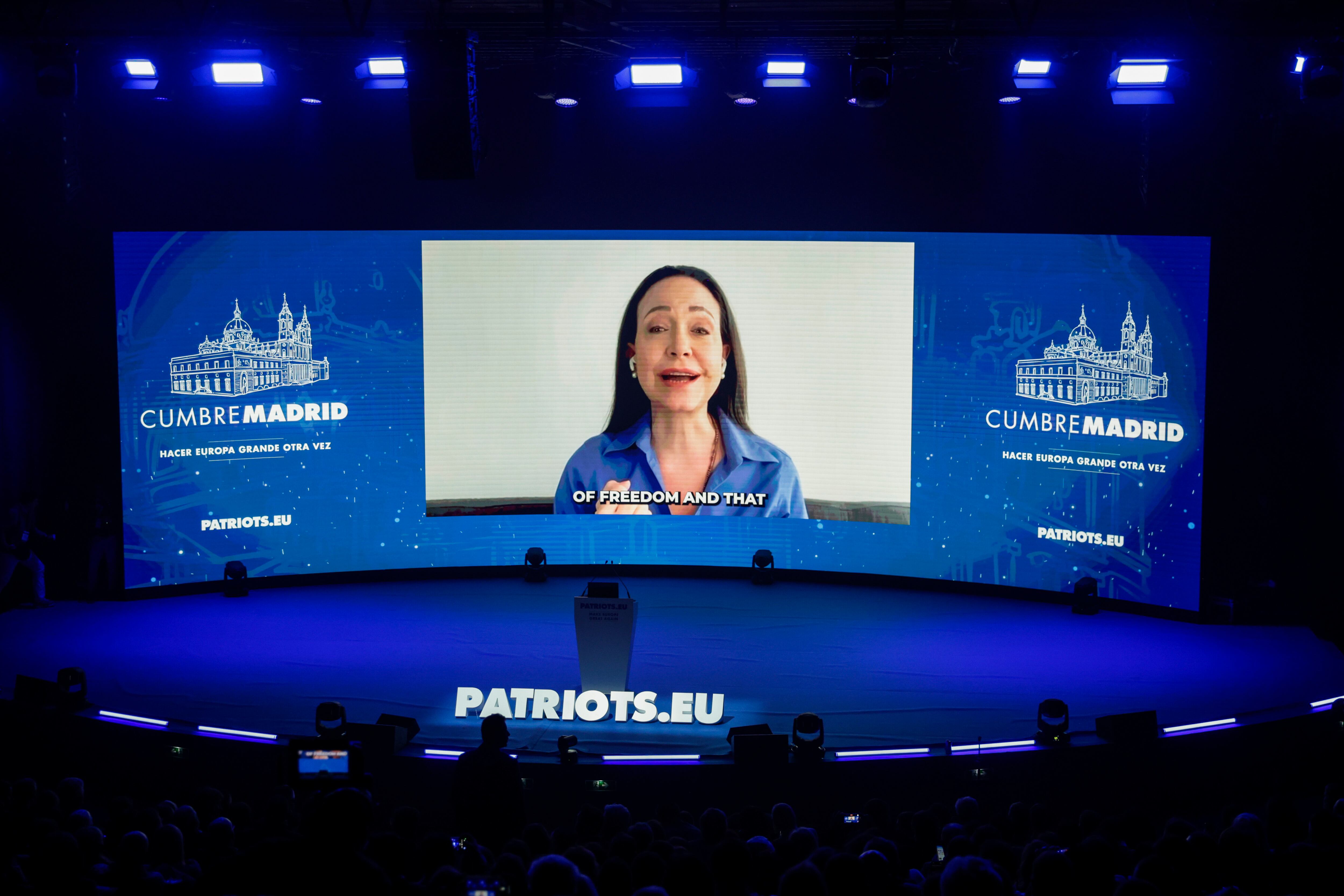 MADRID, ESPAÑA - 8 DE FEBRERO: La líder de la oposición venezolana María Corina Machado habla en la pantalla durante una manifestación de Patriotas por Europa en el Hotel Marriott Auditorium el 8 de febrero de 2025 en Madrid, España.
