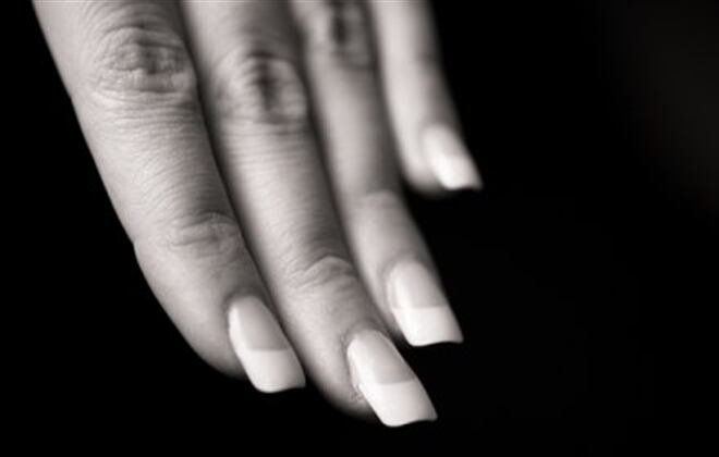 Mantener las uñas bonitas es un deseo común en asuntos estéticos.