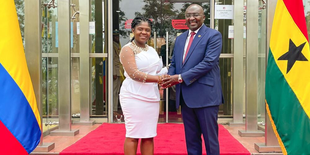 Francia Márquez con el vicepresidente de Ghana.
