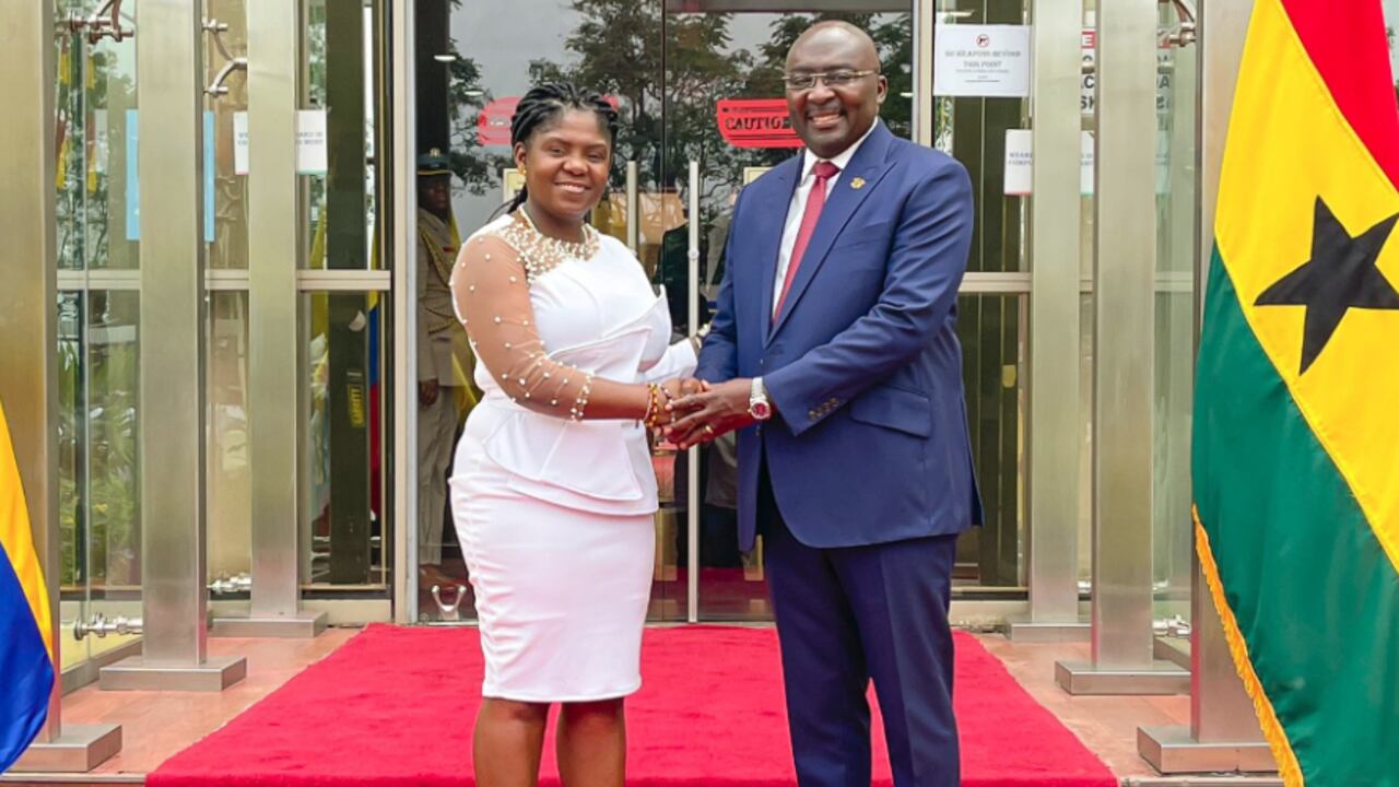 Francia Márquez con el vicepresidente de Ghana.