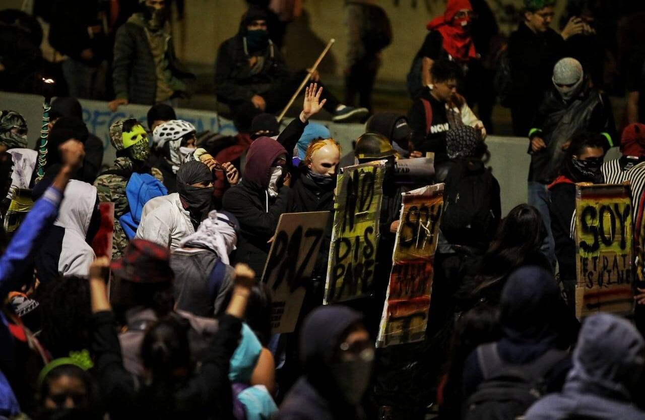 Los estudiantes marcharon disfrazados, utilizando máscaras y gritando arengas en contra del Esmad.