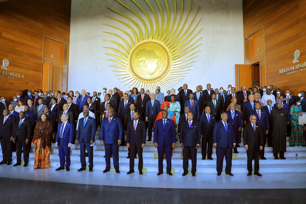Jefes de Estado africanos se reúnen para una fotografía de grupo en el 35º período ordinario de sesiones de la Asamblea de la Unión Africana (UA) en Addis Abeba, Etiopía, el 5 de febrero de 2022.