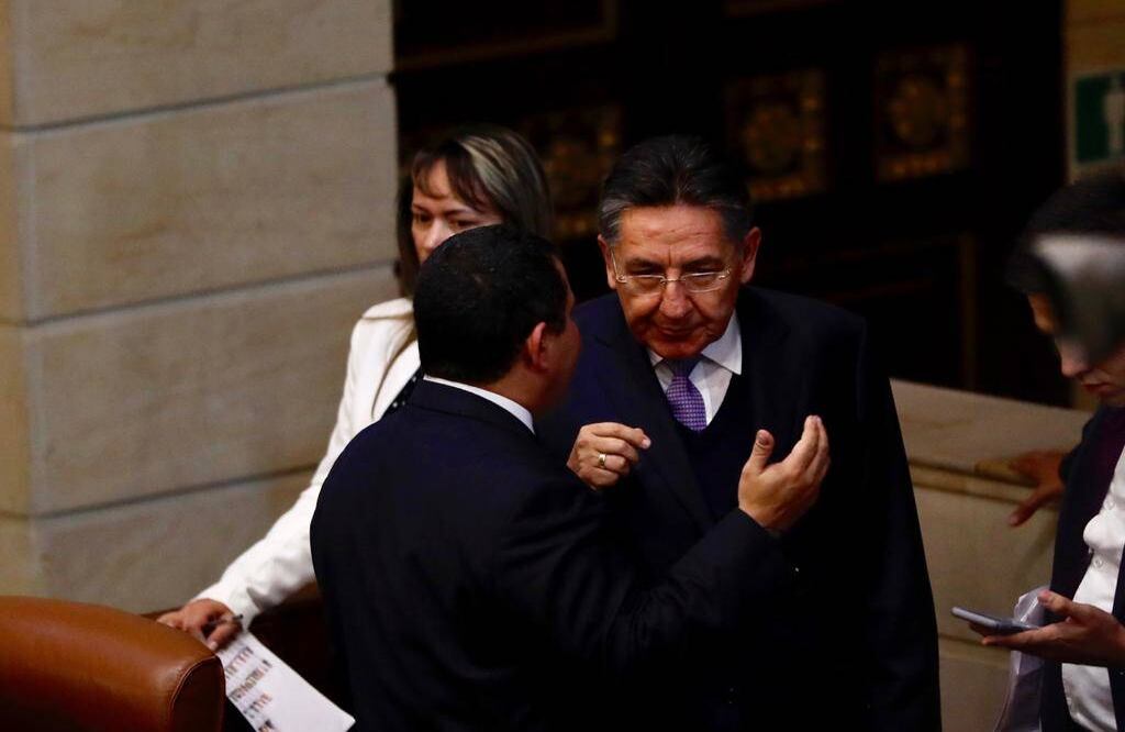 Nestor Humberto Martínez, fiscal general, llegó al recinto para presenciar el voto que definiría el peso de la oposición. FOTO: León Darío Peláez