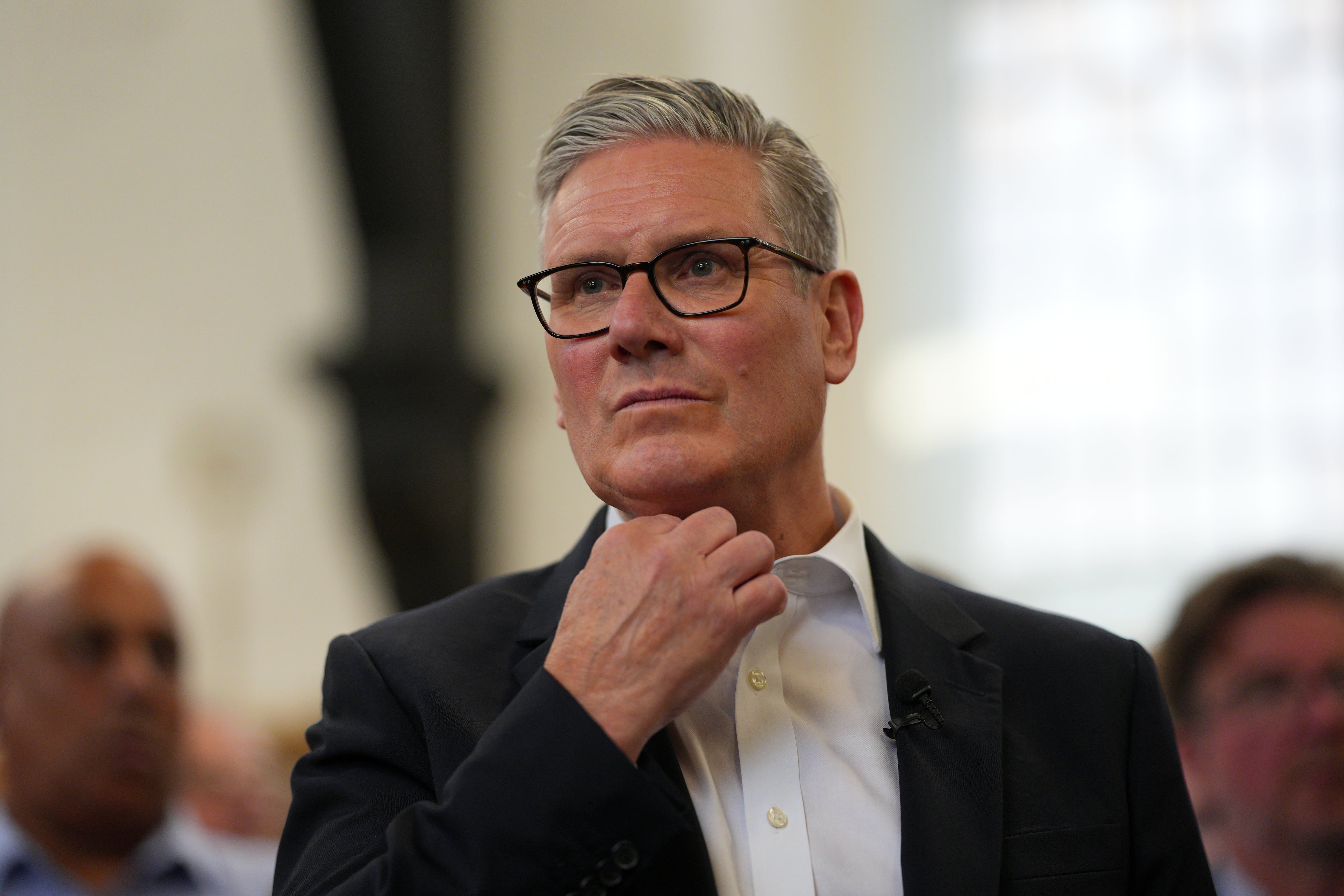 El primer ministro Keir Starmer se une a simpatizantes del partido en un centro comunitario mientras la campaña para las elecciones locales entra en su recta final el 5 de mayo de 2026 en Londres, Inglaterra.