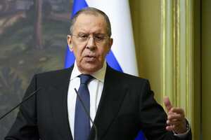 El ministro de Relaciones Exteriores de Rusia, Sergei Lavrov, gesticula durante una conferencia de prensa conjunta luego de las conversaciones con su homólogo armenio en Moscú.