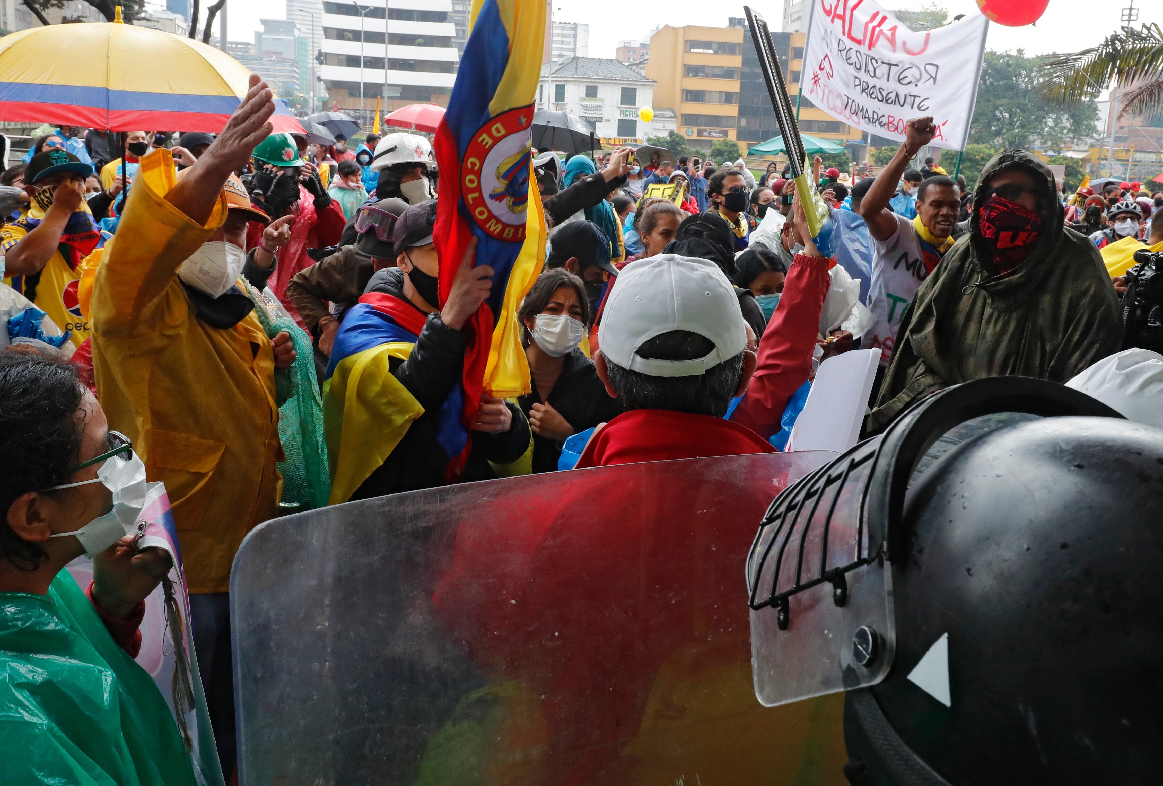 manifestación Toma de Bogotá paro nacional hotel Tequendama  marcha dia 43 
manifestantes y policía nacional
Bogota junio 9 del 2021
Foto Guillermo Torres Reina / Semana
