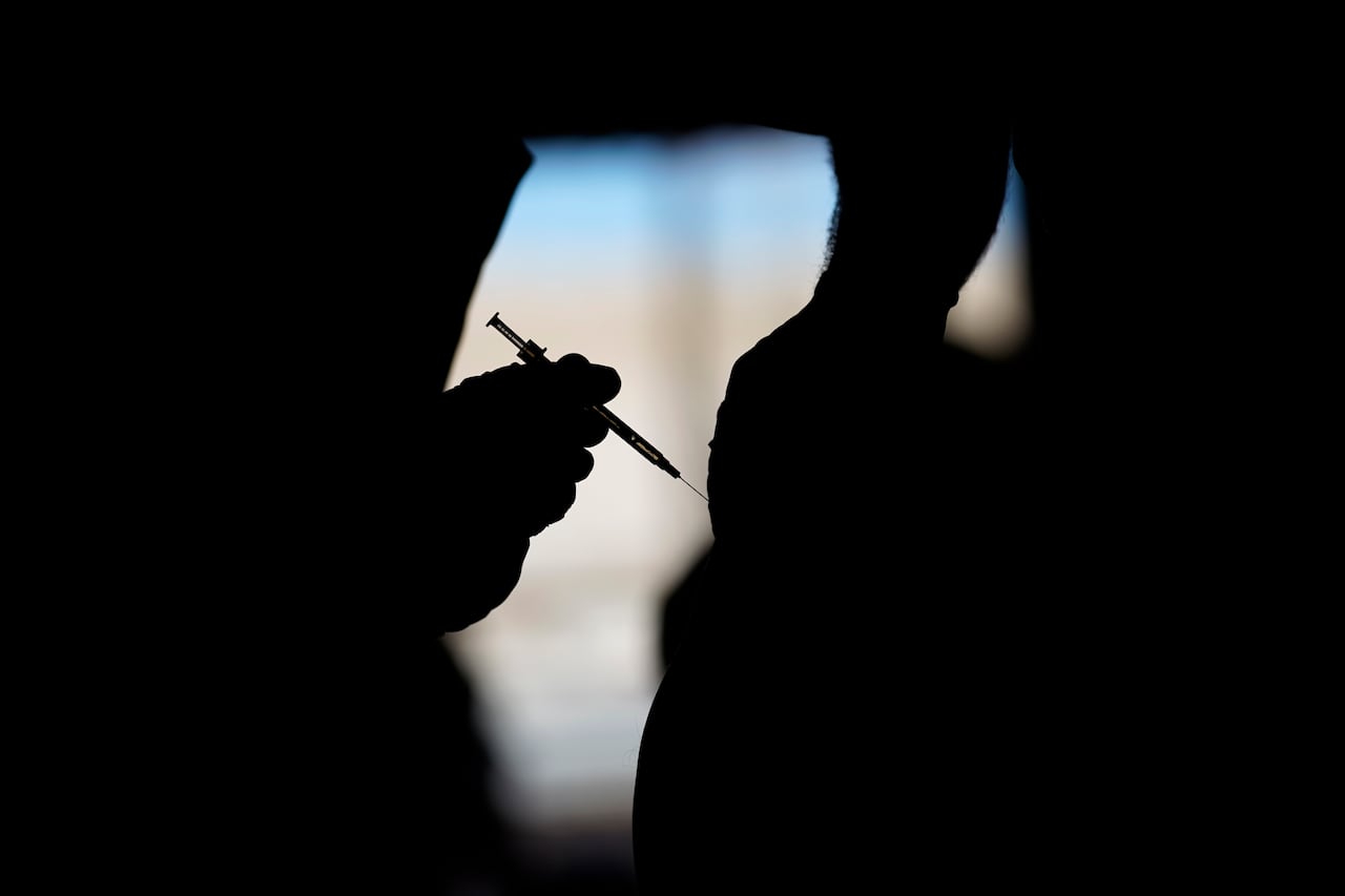 En esta imagen de archivo, tomada el 17 de febrero de 2021, un hombre recibe una dosis de una vacuna contra el coronavirus en un centro de vacunación en Las Vegas. (AP Foto/John Locher, archivo)