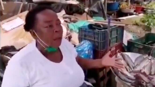 Covid-19: tras su denuncia, vendedora de pescado en Quibdó recibió ayuda Foto: Pantallazo video Aldemar Valencia.