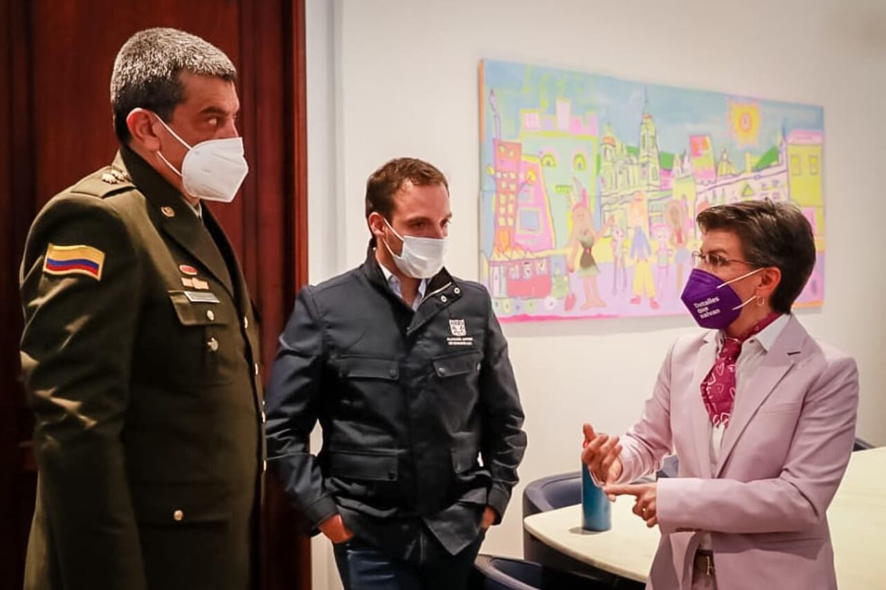 El General Eliecer Camacho es descrito como un hombre recio y discreto, poco dado a las relaciones públicas y riguroso en el trato a sus subalternos.