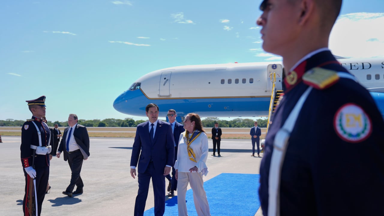 La ministra de Relaciones Exteriores de El Salvador, Alexandra Hill Tinoco, centro derecha, camina con el secretario de Estado de Estados Unidos, Marco Rubio, a su llegada al aeropuerto internacional de San Luis Talpa, El Salvador, el lunes 3 de febrero de 2025. (Foto AP/Mark Schiefelbein, Pool )
