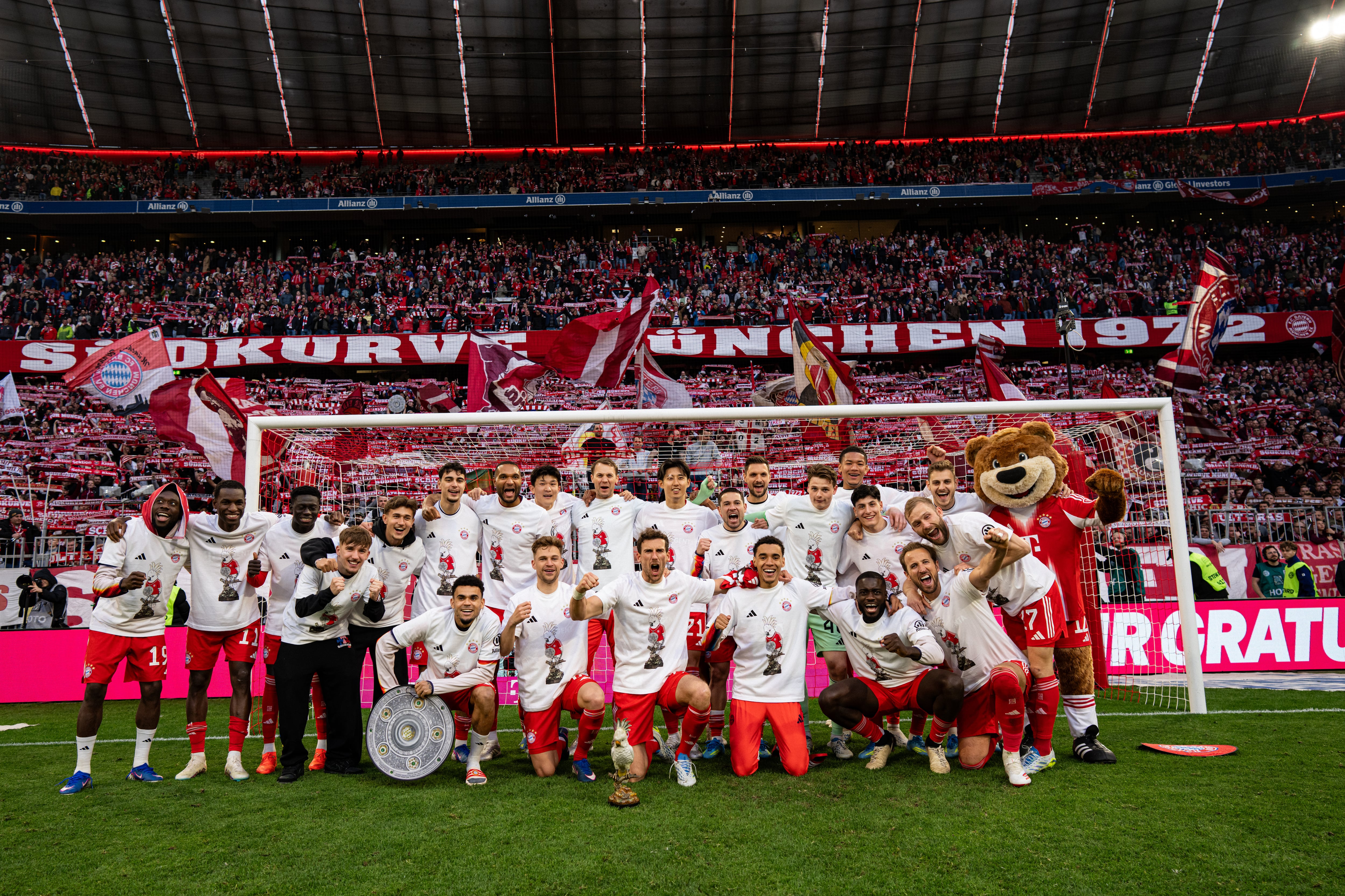 Bayern Múnich celebrando la obtención de la Bundesliga a falta de cuatro fechas para el final.