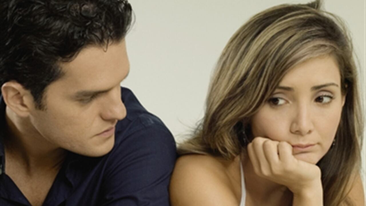 Una persona engañada puede sentir que lo ocurrido es un fracaso personal, que es su responsabilidad y piensa en el que dirán de los demás. (Foto: Thinkstock)