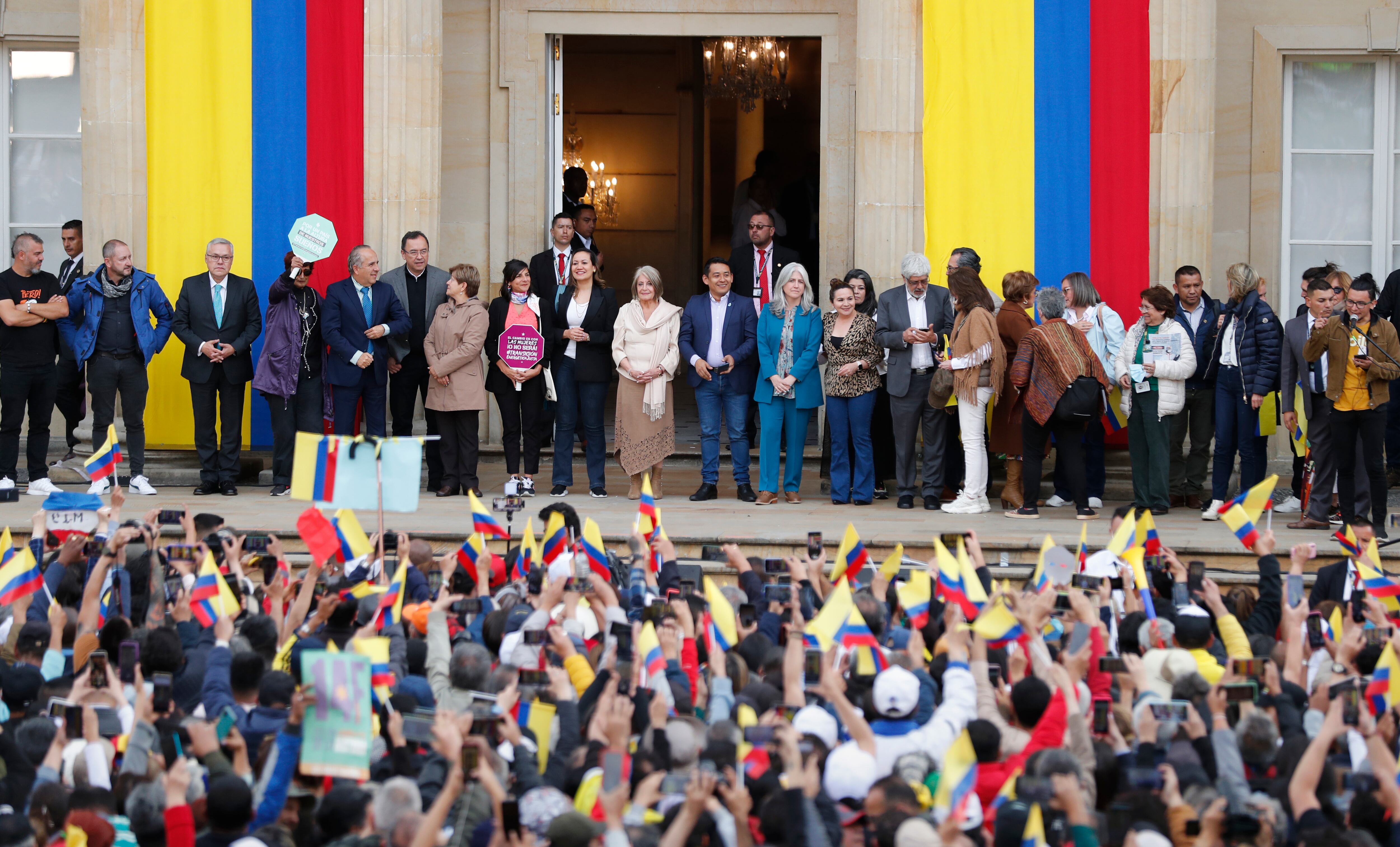 El presidente de la República Gustavo Petro salió al balcón de la Casa de Nariño para defender sus reformas de salud, pensional y de trabajo
acompañado de sus ministros
Gabinete ministerial del presidente Petro
Bogota 14 de febrero del 2023
Foto Guillermo Torres Reina / Semana