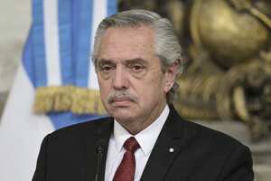 El presidente argentino Alberto Fernández hace gestos durante una ceremonia oficial en la Casa Rosada el 25 de abril de 2023. La denuncia de violencia de género contra el expresidente Alberto Fernández por parte de su expareja el 6 de agosto, con la publicación en la prensa local de supuestos chats y fotografías que muestran la ex Primera Dama con moretones, conmociona a la Argentina y ha desatado una profunda crisis en la ahora oposición. Las críticas a Fernández también llegaron desde su propio espacio político. Su exvicepresidenta, Cristina Kirchner, escribió en X que, más allá de que Fernández "no fue un buen presidente", las imágenes difundidas revelan "algo más". (Foto de JUAN MABROMATA/AFP)