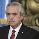 El presidente argentino Alberto Fernández hace gestos durante una ceremonia oficial en la Casa Rosada el 25 de abril de 2023. La denuncia de violencia de género contra el expresidente Alberto Fernández por parte de su expareja el 6 de agosto, con la publicación en la prensa local de supuestos chats y fotografías que muestran la ex Primera Dama con moretones, conmociona a la Argentina y ha desatado una profunda crisis en la ahora oposición. Las críticas a Fernández también llegaron desde su propio espacio político. Su exvicepresidenta, Cristina Kirchner, escribió en X que, más allá de que Fernández "no fue un buen presidente", las imágenes difundidas revelan "algo más". (Foto de JUAN MABROMATA/AFP)