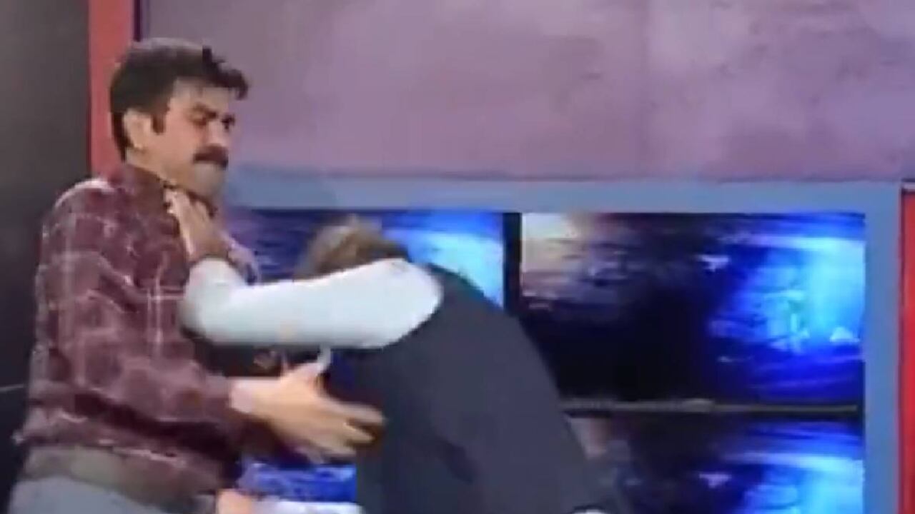 Dos políticos se fueros a los puños durante debate televisado en Pakistán.