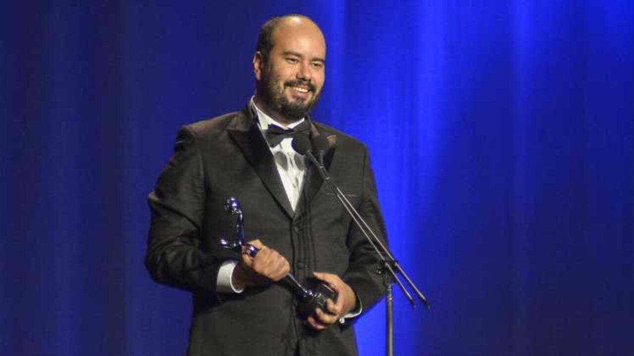 Ciro Guerra aceptando la estatuilla a Mejor Director. Cortesía Premios Platino.