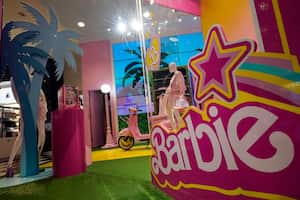 Mercancía de temática de Barbie se exhibe en una sección especial en Bloomingdale's, en Nueva York, el jueves 20 de julio de 2023. Previo al estreno de la película "Barbie", su empresa matriz Mattel ha creado un bombardeo de mercadotecnia de productos con más de 100 marcas. (Foto AP/Richard Drew)