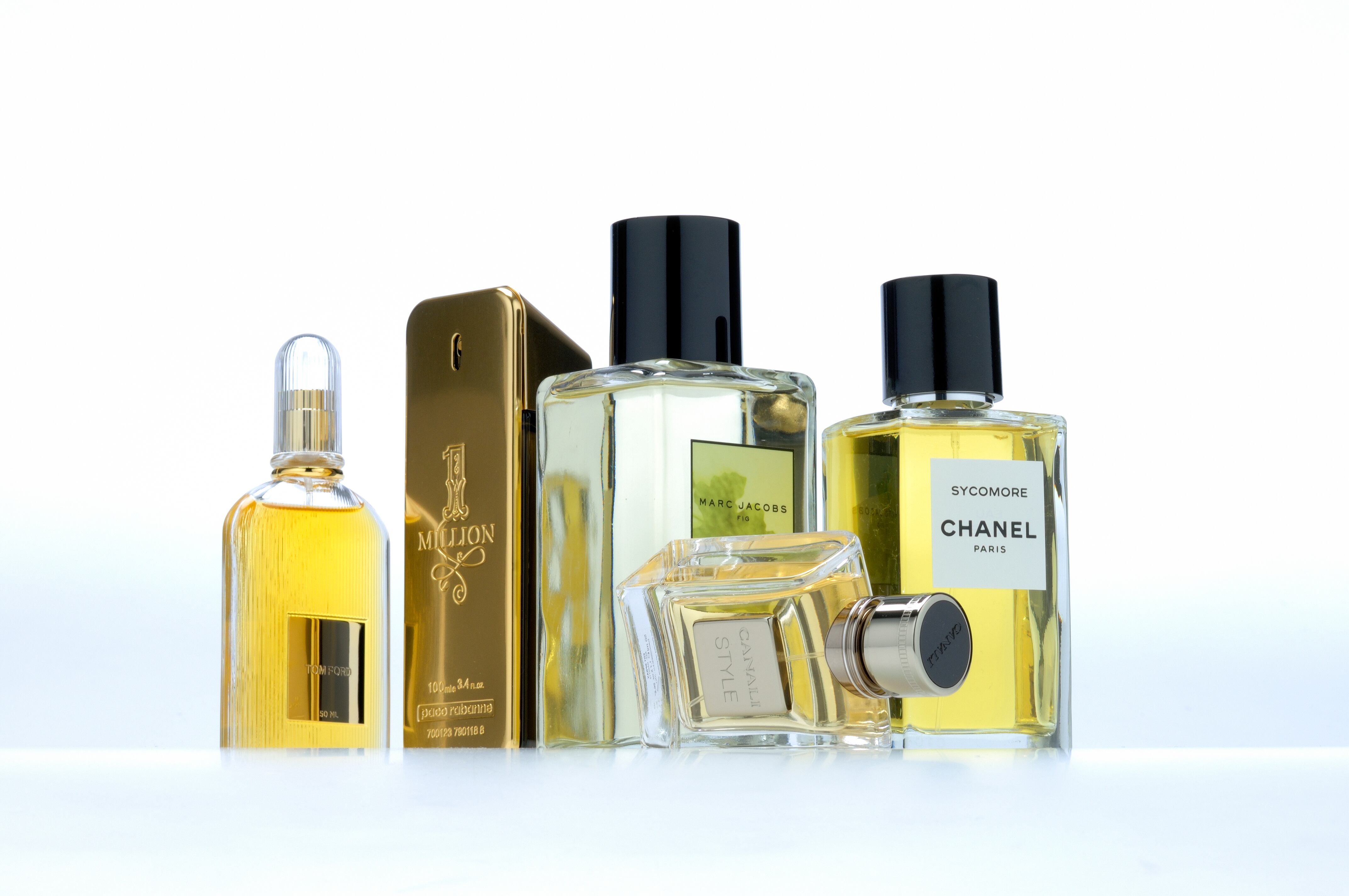 Marcas como Jean Paul Gaultier y Carolina Herrera han destacado, con Good Girl consolidándose como la fragancia femenina más vendida en Estados Unidos y la segunda a nivel mundial.