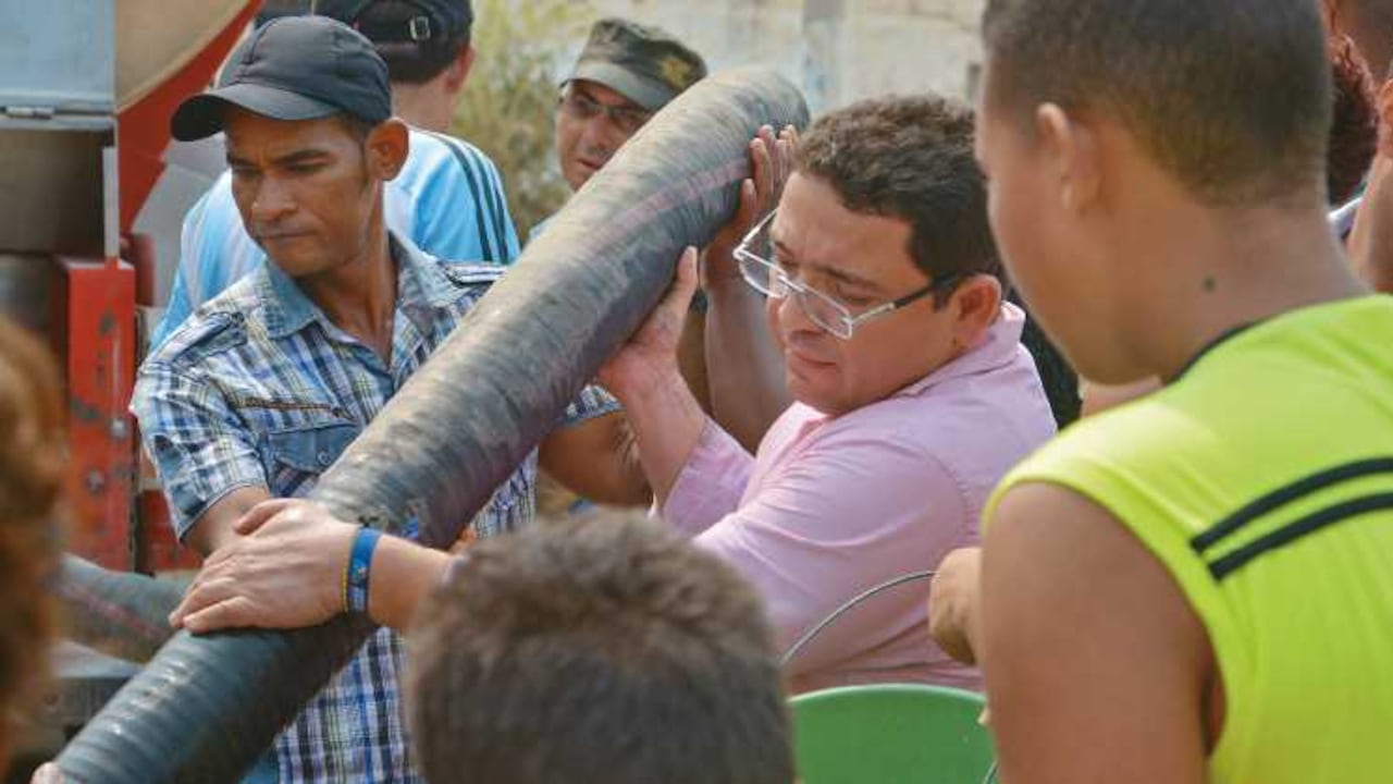 En abril se vivió el pico más alto de la sequía en Santa Marta. El alcalde, Rafael Martínez, salió a los barrios a repartir agua en carrotanques y a protestar por el deficiente servicio que presta Metroaguas.