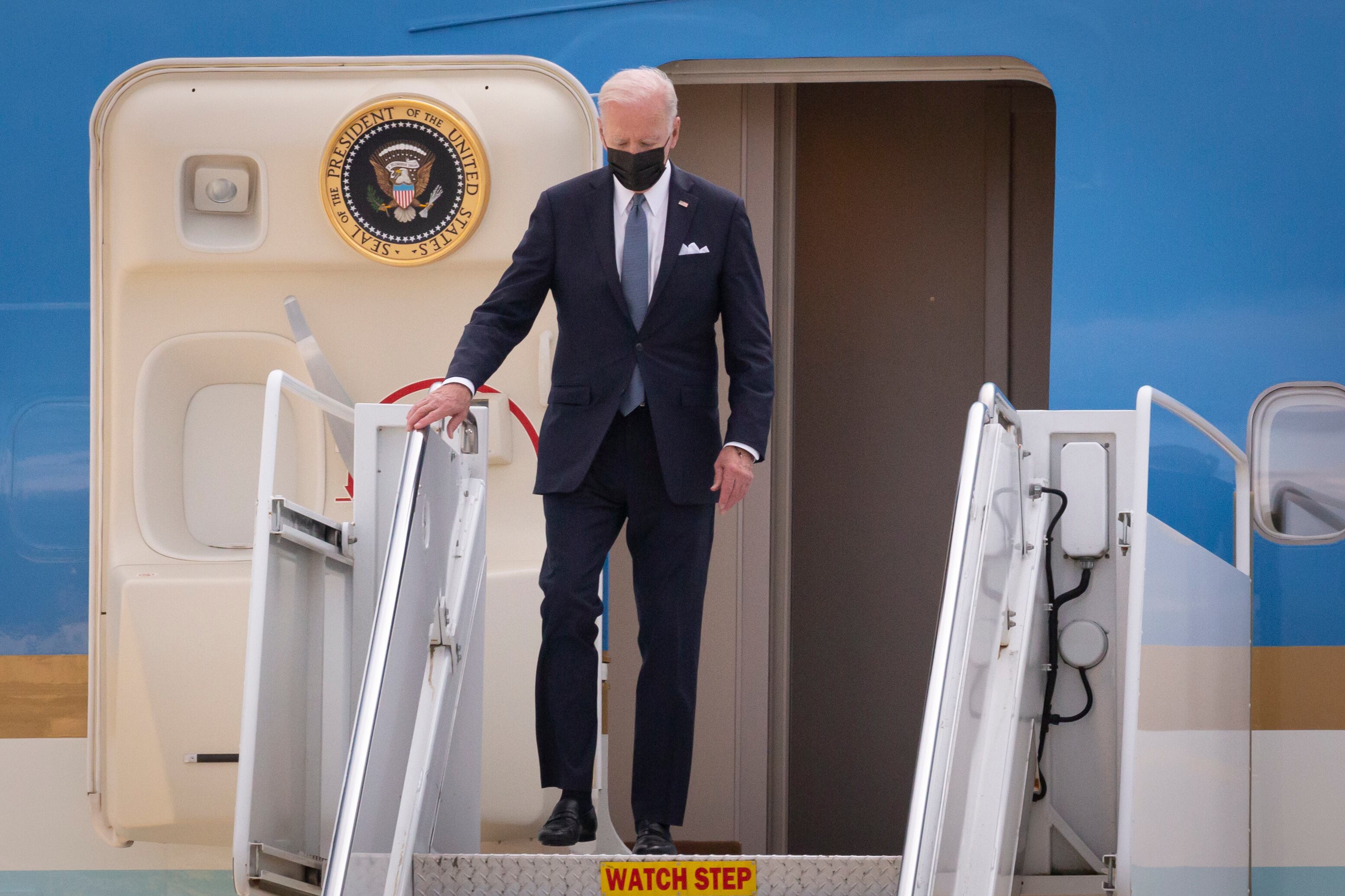 FUSSA, JAPÓN - 22 DE MAYO: El presidente de los Estados Unidos, Joe Biden, es visto a su llegada a la base aérea de Yokota el 22 de mayo de 2022 en Fussa, Tokio, Japón. El presidente Biden llegó a Japón luego de su visita a Corea del Sur, como parte de una gira por Asia destinada a tranquilizar a los aliados en la región. (Foto de Yuichi Yamazaki/Getty Images)