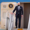 FUSSA, JAPÓN - 22 DE MAYO: El presidente de los Estados Unidos, Joe Biden, es visto a su llegada a la base aérea de Yokota el 22 de mayo de 2022 en Fussa, Tokio, Japón. El presidente Biden llegó a Japón luego de su visita a Corea del Sur, como parte de una gira por Asia destinada a tranquilizar a los aliados en la región. (Foto de Yuichi Yamazaki/Getty Images)