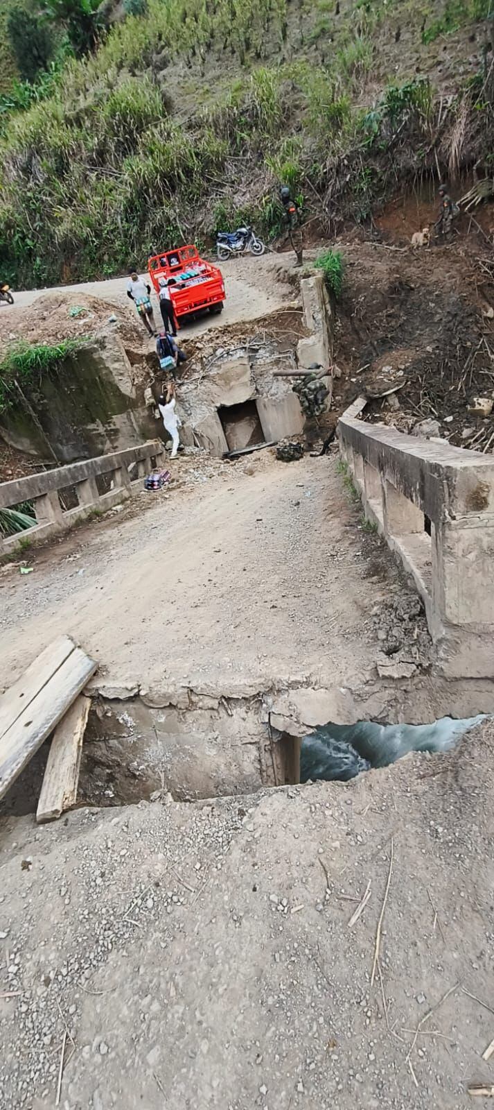 Son más de 5.000 campesinos que ahora permanecen atrapados en este punto de la zona rural de Argelia, Cauca, luego que los disidentes de las Farc terminaran de destruir este puente vehicular.