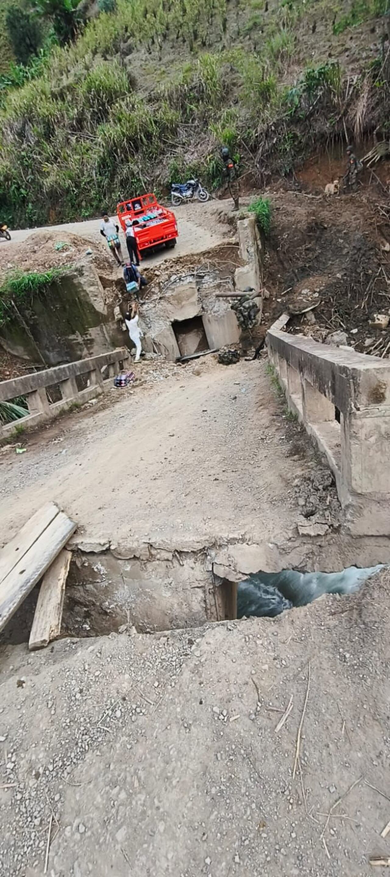 Son más de 5.000 campesinos que ahora permanecen atrapados en este punto de la zona rural de Argelia, Cauca, luego que los disidentes de las Farc terminaran de destruir este puente vehicular.