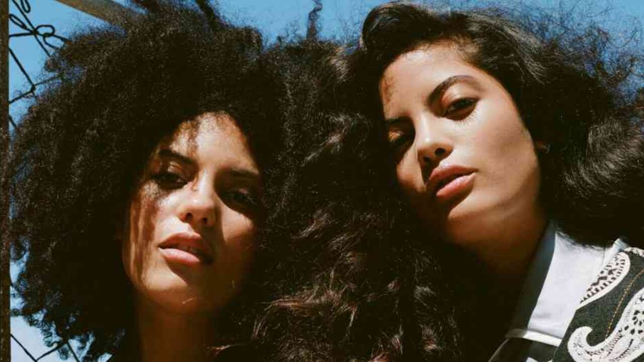 Ibeyi (Lisa-Kaindé y Naomi Díaz), físicamente parecidas, espiritualmente tan opuestas como complementarias.
