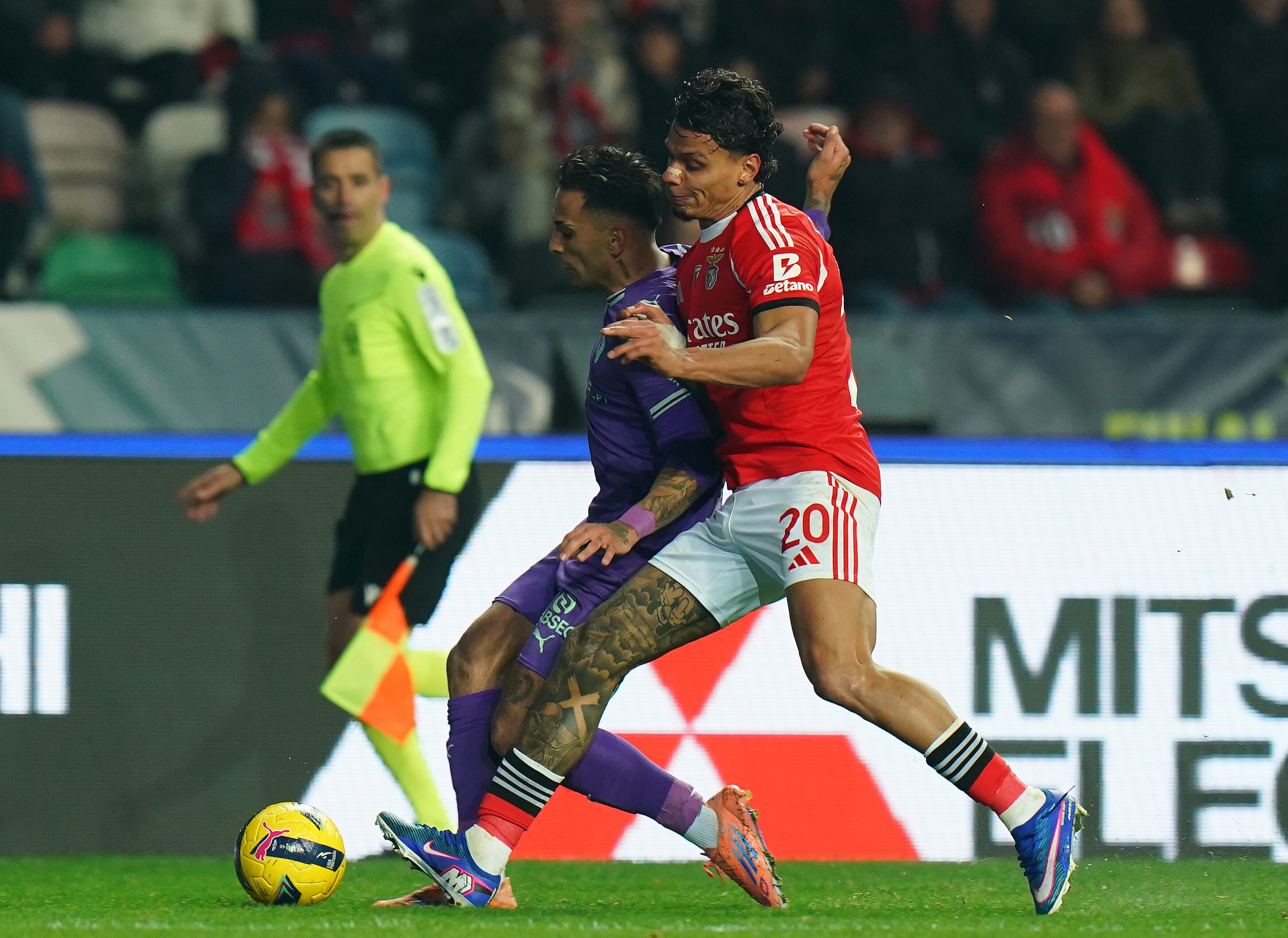 Richard Ríos lucha un balón para Benfica en la Copa de la Liga.