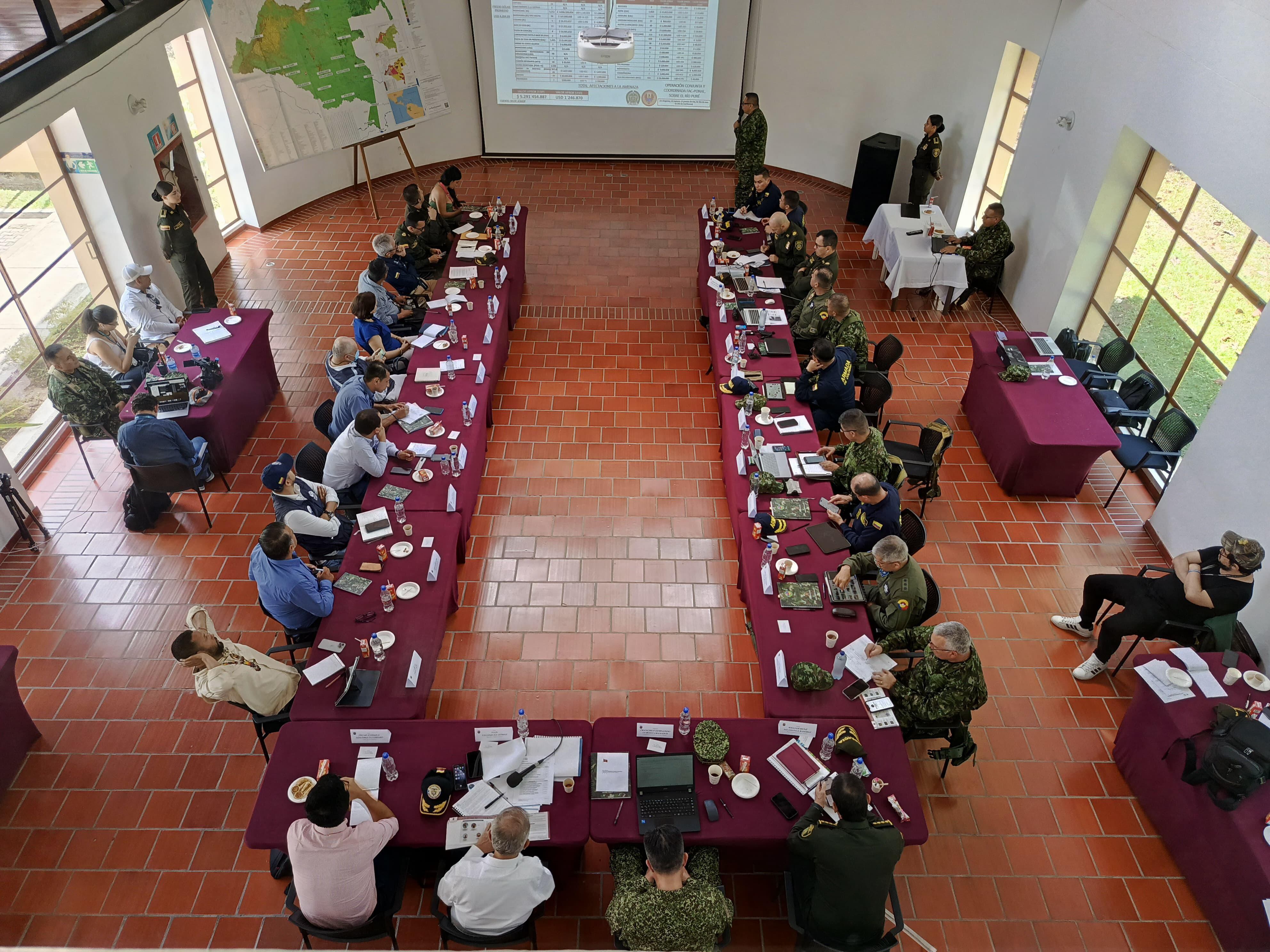 El ministro de Defensa, Iván Velásquez, lideró un consejo en Leticia, Amazonas.