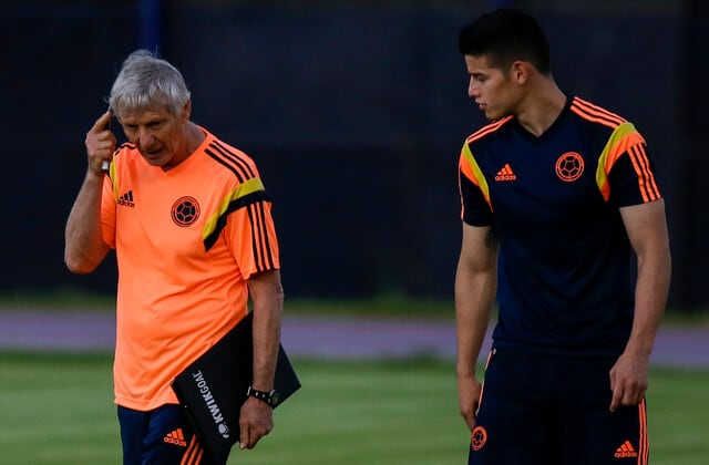 José Pékerman dando indicaciones a James Rodríguez con la Selección Colombia 2014.