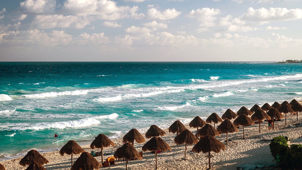 Playa Delfines es uno de los destinos imperdibles de Cancún, México.
