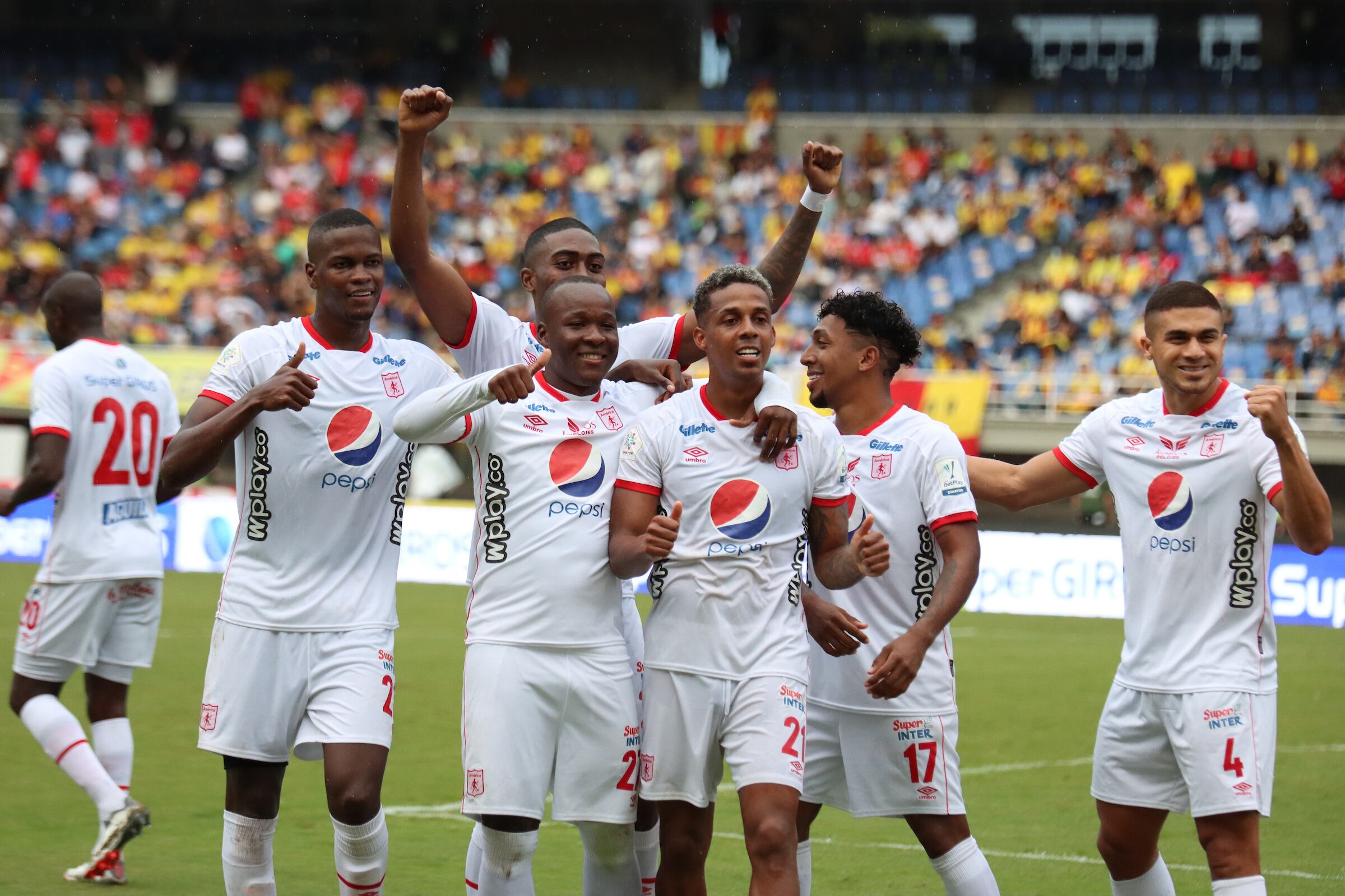 Jugadores del América celebran después del partido entre Deportivo Pereira y América de Cali por la fecha 20 de la Liga BetPlay DIMAYOR II 2021 jugado en el estadio Hernan Ramirez Villegas en Pereira. / Players of America celebrate after match between Deportivo Pereira and America de Cali for the for the date 20 as part of BetPlay DIMAYOR League II 2021 played at Hernan Ramirez Villegas stadium in Pereira city.  Photo: VizzorImage / Pablo Bohorquez / Cont