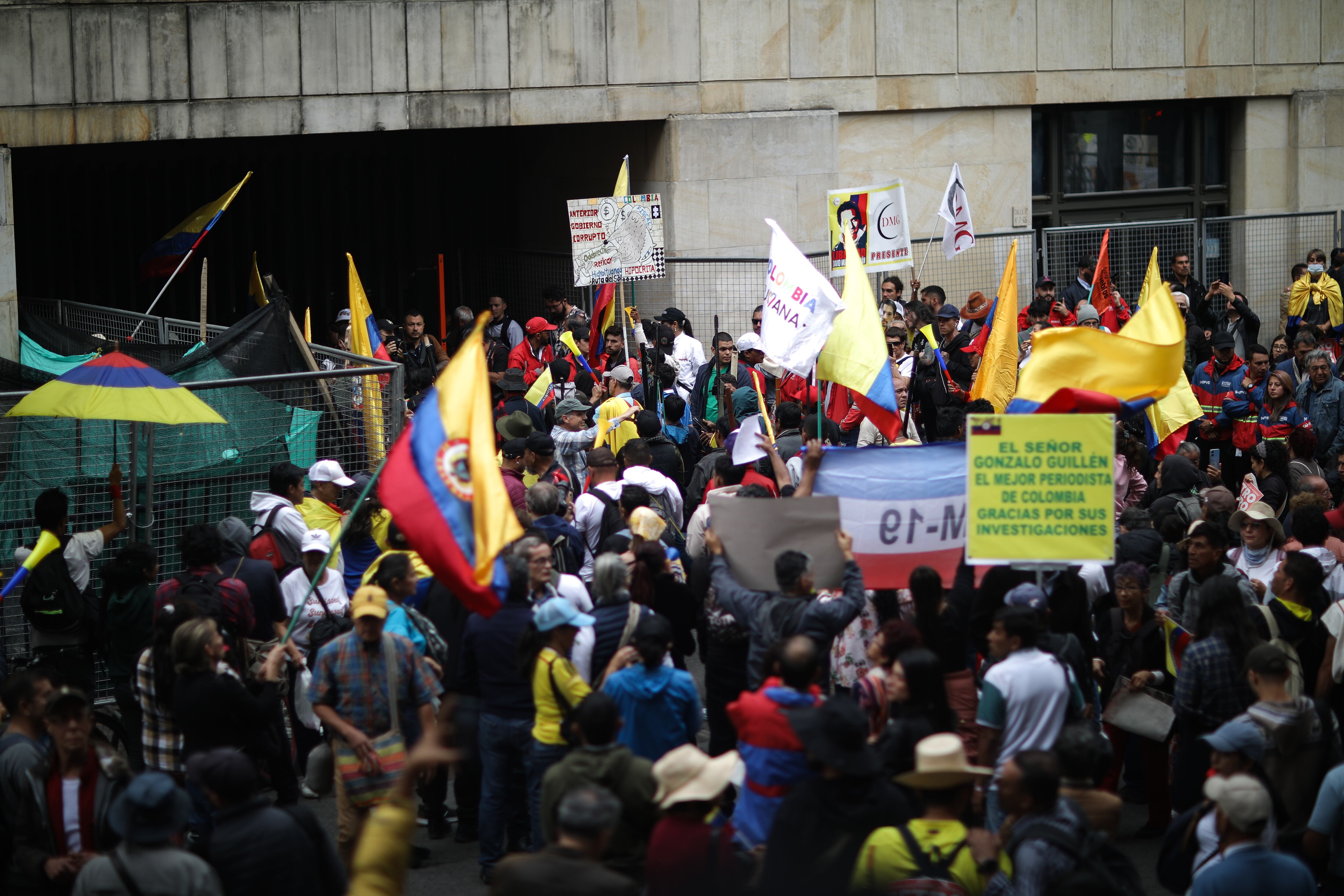 Manifestantes bloquean las entradas del Palacio de Justicia