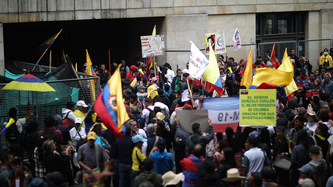 Manifestantes bloquean las entradas del Palacio de Justicia