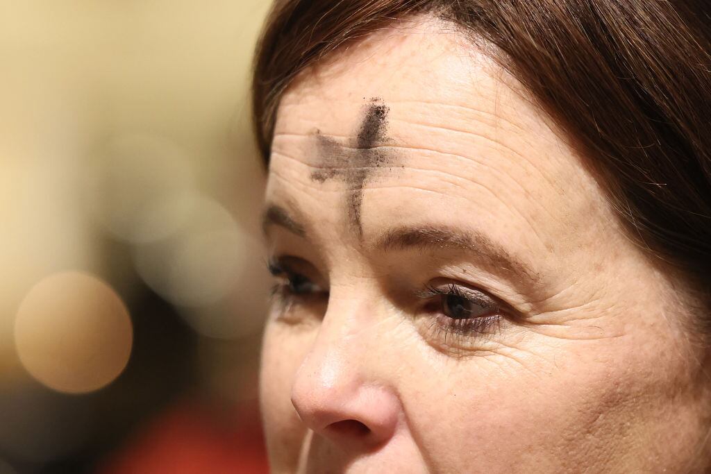 Patricio el 5 de marzo de 2025 en la ciudad de Nueva York. El Miércoles de Ceniza es el comienzo de la Cuaresma, la temporada de 40 días de oración, ayuno y donación del cristianismo en preparación para honrar la resurrección de Jesucristo el Domingo de Pascua. La cruz que un sacerdote coloca en la frente de un adorador indica que una persona pertenece a Jesucristo y está afligida y lamentándose por sus pecados. (Foto de Michael M. Santiago/Getty Images)