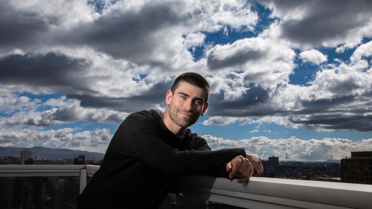 Emiliano Pernía debutó profesionalmente en el teatro con La clase del influencer, una comedia que comparte con Robinson Díaz y en la que interpreta a ‘Teto’.