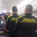 Un ciudadano extranjero agredió a dos uniformados de la Policía Nacional al interior de un avión en el aeropuerto de Barranquilla.