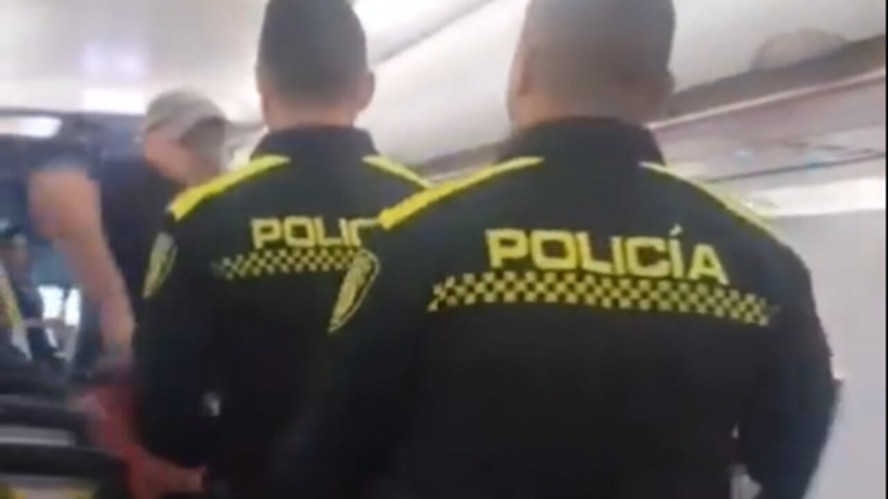 Un ciudadano extranjero agredió a dos uniformados de la Policía Nacional al interior de un avión en el aeropuerto de Barranquilla.
