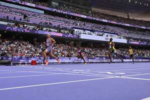 US' Michael Norman (L) crosses the finish line ahead of Qatar's Ammar Ismail Yahia Ibrahim (C), Jamaica's Sean Bailey (2R) and Colombia's Anthony Jose Zambrano (R) in the men's 400m heat of the athletics event at the Paris 2024 Olympic Games at Stade de France in Saint-Denis, north of Paris, on August 4, 2024. (Photo by Jewel SAMAD / AFP)