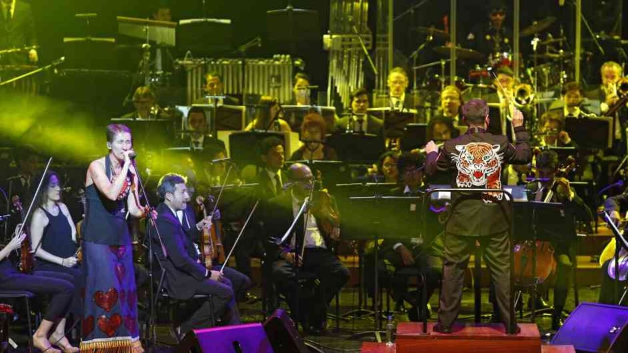 La agrupación interpretará sus grandes con más de 100 músicos en el escenario.